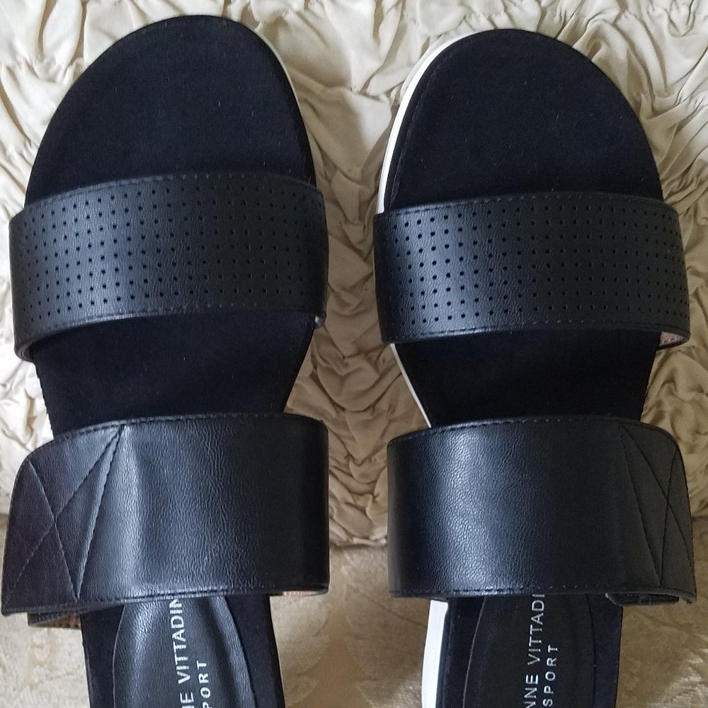 ADRIENNE VITTADINI SPORT AV-CALAIS LEATHER 2 Band Sport Bottom Slide Black 9.5 M